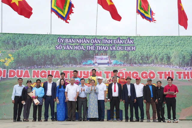 Hàng ngàn người dân thích thú xem nông dân trổ tài đua ngựa- Ảnh 11.