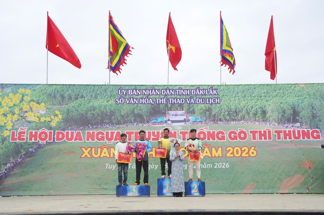 Hàng ngàn người dân thích thú xem nông dân trổ tài đua ngựa- Ảnh 10.