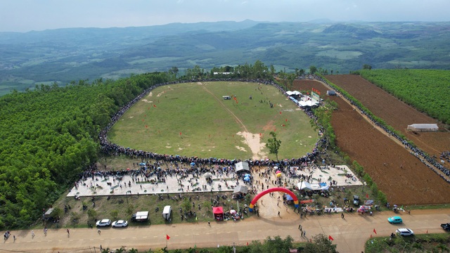 Hàng ngàn người dân thích thú xem nông dân trổ tài đua ngựa- Ảnh 2.