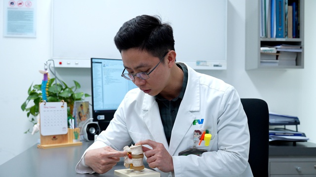 FV điều trị thành công hàng trăm ca thoát vị đĩa đệm bằng huyết tương giàu tiểu cầu, không cần phẫu thuật- Ảnh 2. FV điều trị thành công hàng trăm ca thoát vị đĩa đệm bằng huyết tương giàu tiểu cầu, không cần phẫu thuật- Ảnh 2.