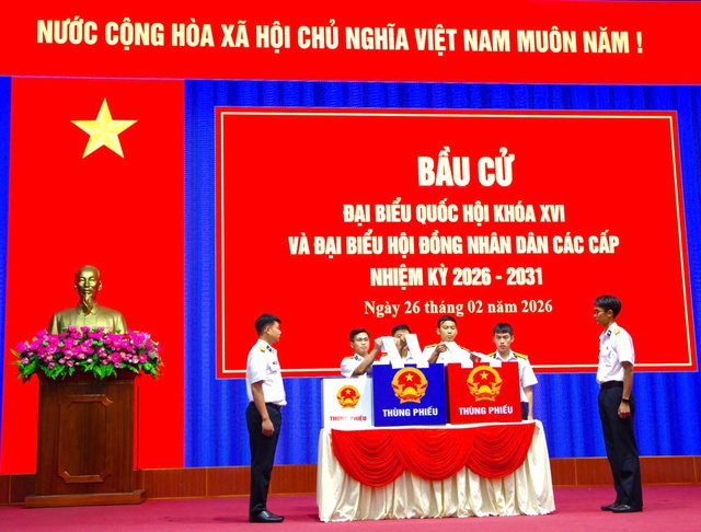 Đông đảo cán bộ, chiến sĩ hải quân hào hứng đi bầu cử sớm- Ảnh 2.