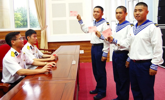 Đông đảo cán bộ, chiến sĩ hải quân hào hứng đi bầu cử sớm- Ảnh 3.