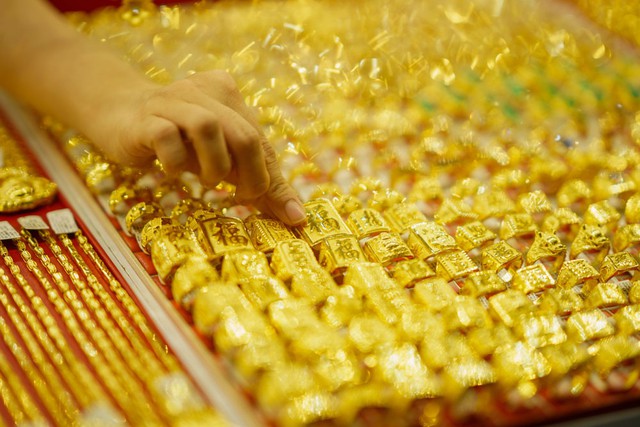 Chốt giá vàng hôm nay ngày 26/2 giảm rất mạnh trong vía Thần Tài- Ảnh 1.