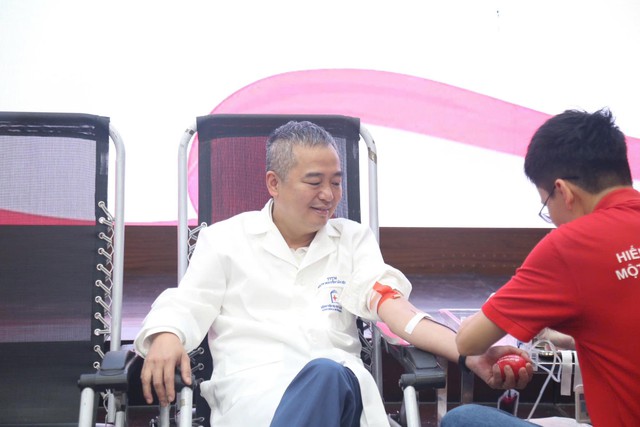Bác sĩ kỷ niệm Ngày Thầy thuốc Việt Nam bằng nghĩa cử hiến máu cứu người- Ảnh 1. Bác sĩ kỷ niệm Ngày Thầy thuốc Việt Nam bằng nghĩa cử hiến máu cứu người- Ảnh 1.