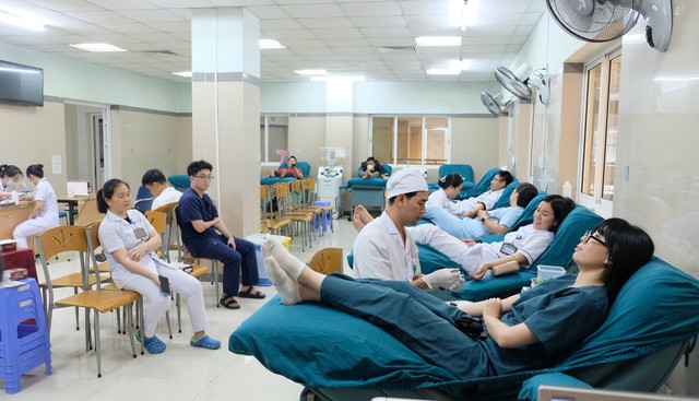 Bác sĩ kỷ niệm Ngày Thầy thuốc Việt Nam bằng nghĩa cử hiến máu cứu người- Ảnh 2. Bác sĩ kỷ niệm Ngày Thầy thuốc Việt Nam bằng nghĩa cử hiến máu cứu người- Ảnh 2.