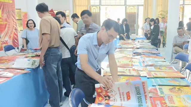 Khánh Hòa tặng số lượng lớn báo Xuân cho quân và dân Trường Sa- Ảnh 1.