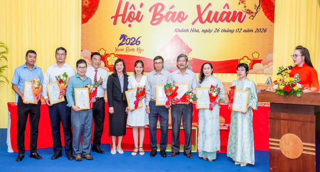 Khánh Hòa tặng số lượng lớn báo Xuân cho quân và dân Trường Sa- Ảnh 2.