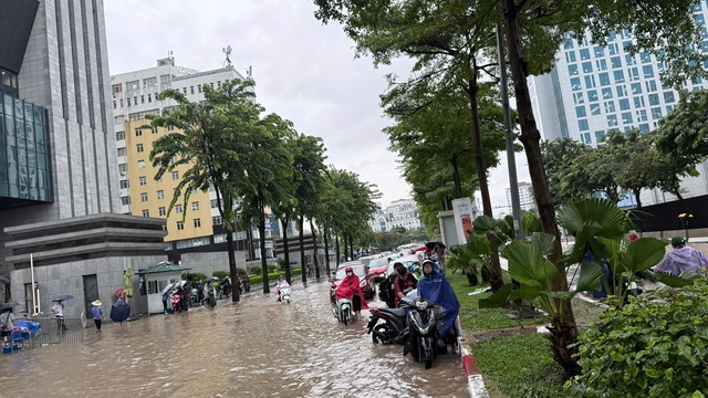 Cảnh báo mưa dông kèm lốc sét khu vực nội thành Hà Nội- Ảnh 1.