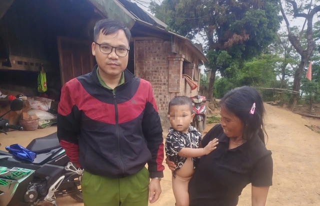 Cán bộ công an lao xuống hồ nước sâu cứu cháu bé 2 tuổi- Ảnh 1. Cán bộ công an lao xuống hồ nước sâu cứu cháu bé 2 tuổi- Ảnh 1.