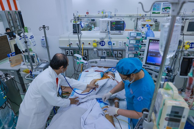 'Những thiên thần áo trắng' căng mình giành lại sự sống cho người bệnh sốt xuất huyết Dengue- Ảnh 4. 'Những thiên thần áo trắng' căng mình giành lại sự sống cho người bệnh sốt xuất huyết Dengue- Ảnh 4.