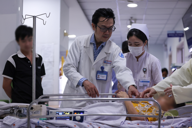 'Những thiên thần áo trắng' căng mình giành lại sự sống cho người bệnh sốt xuất huyết Dengue- Ảnh 5. 'Những thiên thần áo trắng' căng mình giành lại sự sống cho người bệnh sốt xuất huyết Dengue- Ảnh 5.