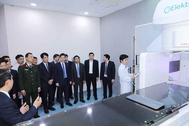 Thứ trưởng Thường trực Bộ Y tế Vũ Mạnh Hà dự lễ khánh thành hệ thống xạ trị gia tốc tại Bệnh viện Ung bướu Thanh Hóa- Ảnh 7. Thứ trưởng Thường trực Bộ Y tế Vũ Mạnh Hà dự lễ khánh thành hệ thống xạ trị gia tốc tại Bệnh viện Ung bướu Thanh Hóa- Ảnh 7.