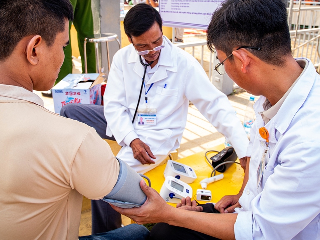 Hội vật làng Sình: Từ sới vật cổ truyền đến sân chơi đầu xuân - Ảnh 7.