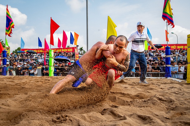 Hội vật làng Sình: Từ sới vật cổ truyền đến sân chơi đầu xuân - Ảnh 9.