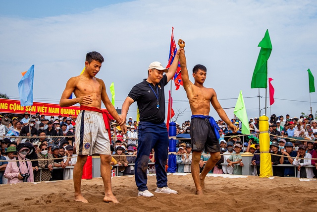 Hội vật làng Sình: Từ sới vật cổ truyền đến sân chơi đầu xuân - Ảnh 12.