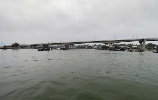 Hai mẹ con tử vong do lật thuyền, dừng giải đua ghe ở Huế- Ảnh 1.