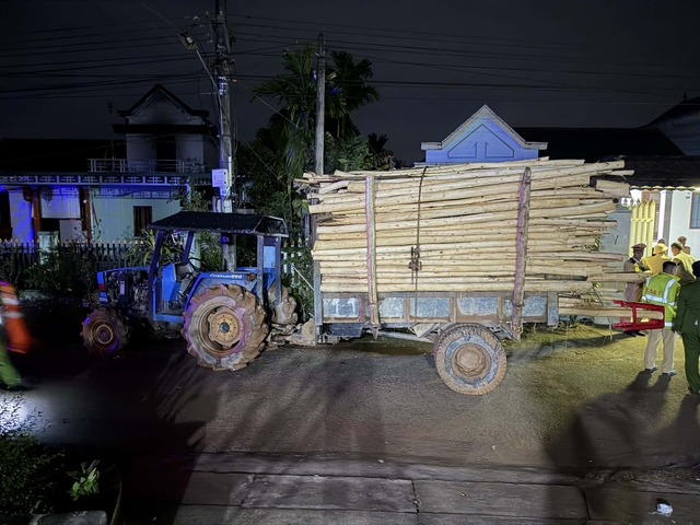 Hai chị em ruột tử vong thương tâm sau va chạm với xe máy cày chở keo tràm ở Huế- Ảnh 1.