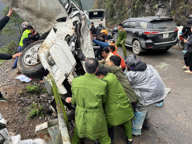 Ô tô lao xuống taluy sâu 50 m, 3 người được cứu kịp thời- Ảnh 1.