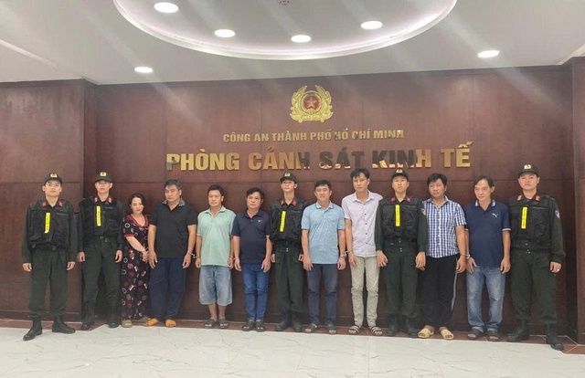 Triệt phá đường dây sản xuất, buôn bán xăng RON A95 giả tại TPHCM- Ảnh 1.