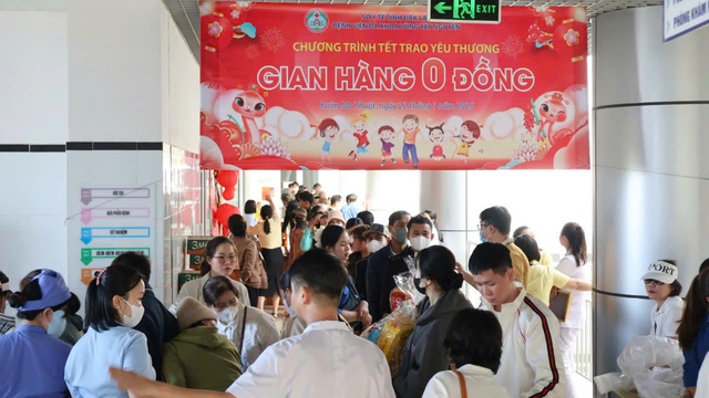 Phiên chợ 0 đồng, chuyến xe nghĩa tình sưởi ấm người bệnh ngày Xuân- Ảnh 1.