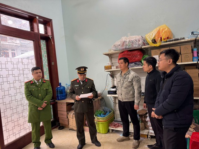 Phát hiện 100 khẩu súng nén hơi tự chế trong kho hàng do người nước ngoài thuê- Ảnh 1.