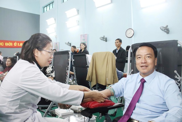 Thầy thuốc Điện Biên tham gia hiến máu, cứu người- Ảnh 1.