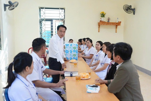 Giám đốc Sở Y tế Điện Biên kiểm tra trực cấp cứu, phòng dịch dịp Tết- Ảnh 1.