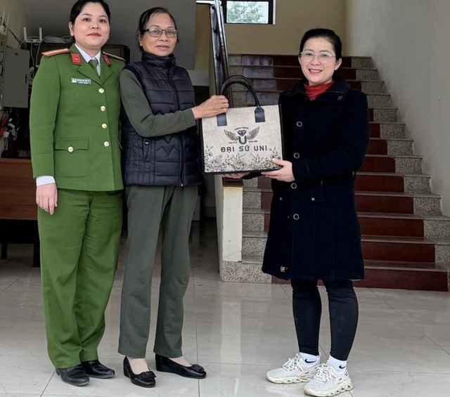 Nhặt được túi có 300 triệu đồng, người phụ nữ lập tức đến ngay công an- Ảnh 1.