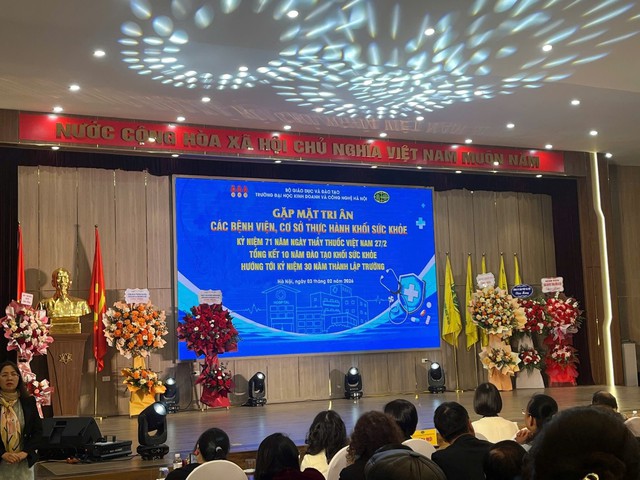 Nhân Ngày Thầy thuốc Việt Nam 27/2: Gắn kết nhà trường và bệnh viện trong đào tạo y tế tại HUBT- Ảnh 1.