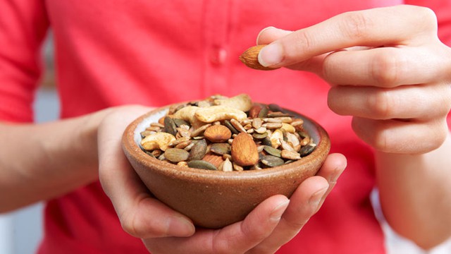 Ăn hạt ngày Tết tưởng tốt nhưng không phải ai cũng nên ăn nhiều- Ảnh 2.