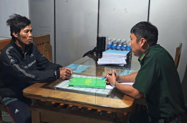 Bộ đội Biên phòng TPHCM bắt đối tượng truy nã đang làm việc trên tàu cá- Ảnh 1.