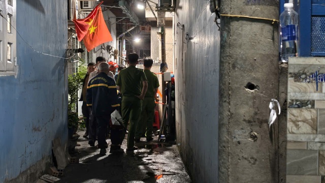 Cháy nhà hai tầng ở TPHCM lúc rạng sáng, 3 mẹ con tử vong- Ảnh 2.