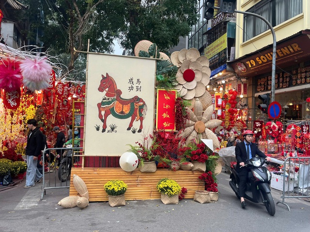 Hà Nội: Không khí Tết đã rộn ràng trên nhiều tuyến phố - Ảnh 9.