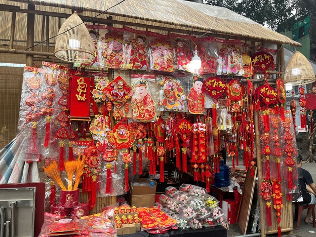Hà Nội: Không khí Tết đã rộn ràng trên nhiều tuyến phố - Ảnh 4.