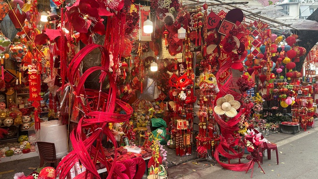 Hà Nội: Không khí Tết đã rộn ràng trên nhiều tuyến phố - Ảnh 16.