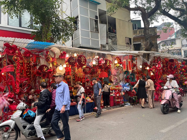 Hà Nội: Không khí Tết đã rộn ràng trên nhiều tuyến phố - Ảnh 1.