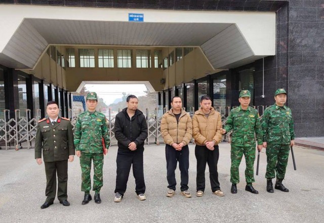 Trao trả 3 người Trung Quốc nhập cảnh trái phép vào Việt Nam- Ảnh 1.