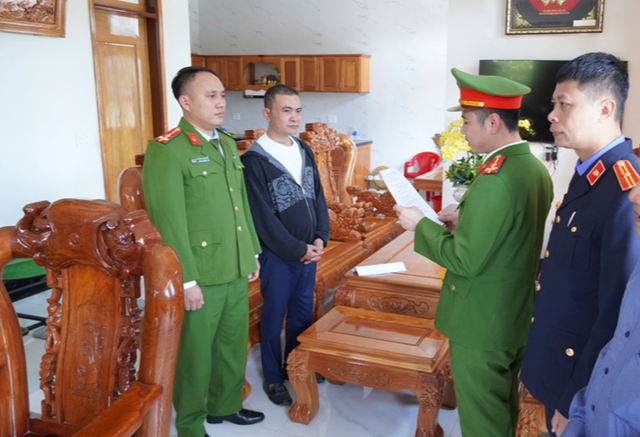 Khởi tố 3 đối tượng có hành vi thô bạo với phụ nữ mang thai 8 tháng- Ảnh 1.