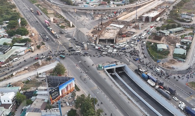TPHCM: Nhiều tài xế vẫn bỡ ngỡ, di chuyển nhầm ở hầm chui nút giao An Phú- Ảnh 6.