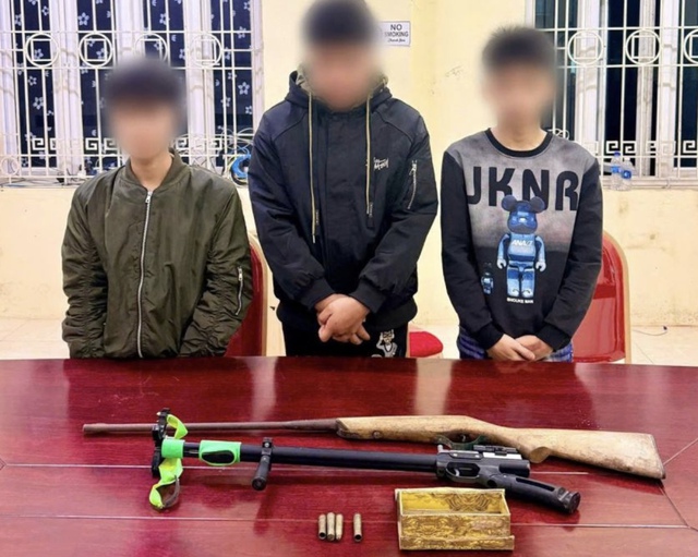 Livestream khoe súng đạn tự chế trên TikTok, nam sinh lớp 11 bị công an mời làm việc- Ảnh 1.
