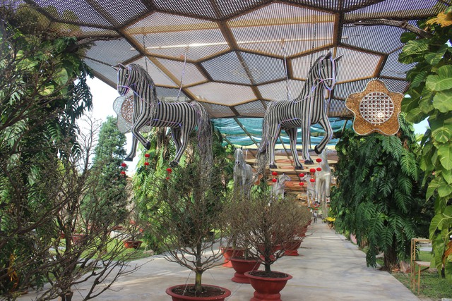 Cận cảnh dàn linh vật ngựa đang bay ở Khánh Hòa- Ảnh 1.