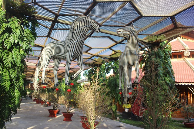 Cận cảnh dàn linh vật ngựa đang bay ở Khánh Hòa- Ảnh 4.