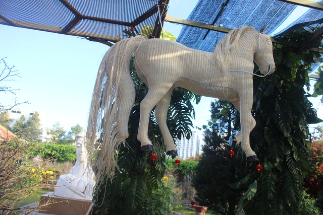 Cận cảnh dàn linh vật ngựa đang bay ở Khánh Hòa- Ảnh 5.