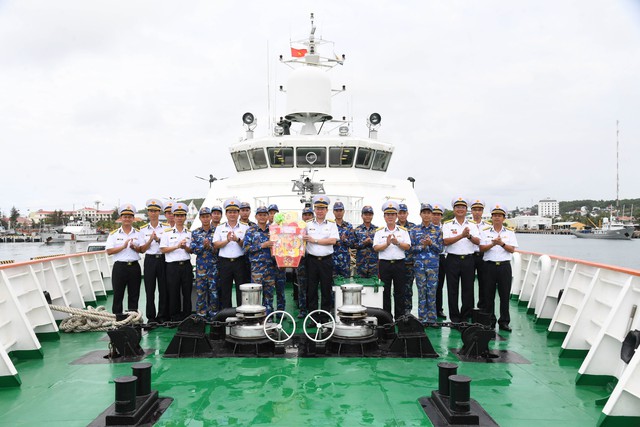Bộ Tư lệnh Vùng 5 Hải quân chúc Tết cán bộ, chiến sĩ Tàu 924- Ảnh 1.