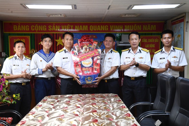 Bộ Tư lệnh Vùng 5 Hải quân chúc Tết cán bộ, chiến sĩ Tàu 924- Ảnh 2.