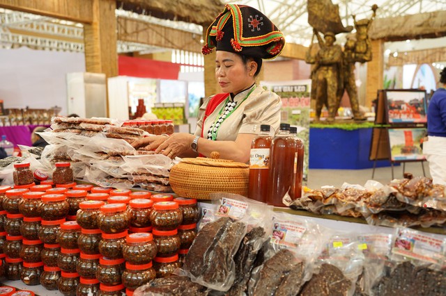 Gùi sản vật xuống phố quảng bá hương sắc vùng cao- Ảnh 1.