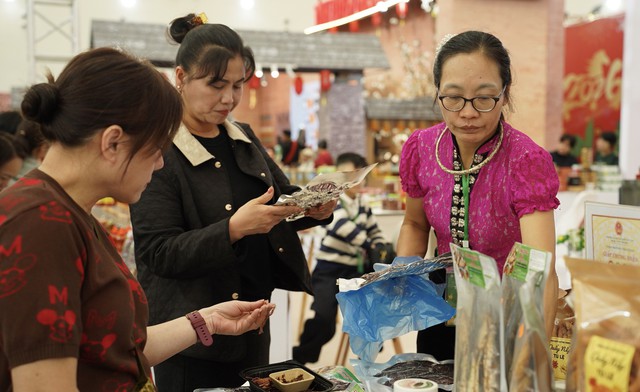 Gùi sản vật xuống phố quảng bá hương sắc vùng cao- Ảnh 2.