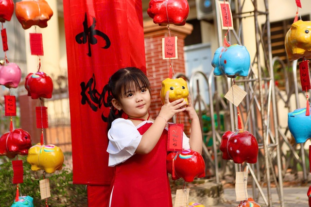 'Đường heo đất' rực rỡ sắc Xuân, điểm check-in độc đáo giữa lòng Thủ Dầu Một- Ảnh 5.