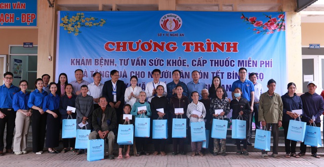Ngành Y tế Nghệ An khám bệnh, trao quà Tết cho người dân khó khăn- Ảnh 3.