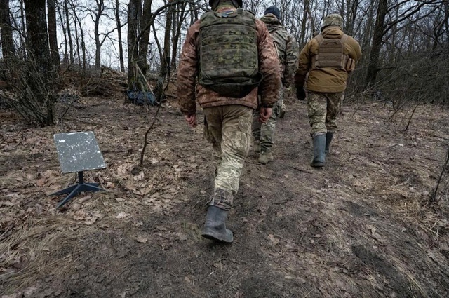 SpaceX 'cắt sóng' Starlink khiến Nga rối loạn trên tiền tuyến Ukraine- Ảnh 1.